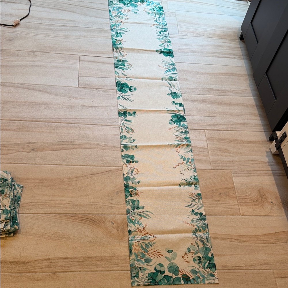 5 pack - Floral Table Runner with Green and Cream Design
